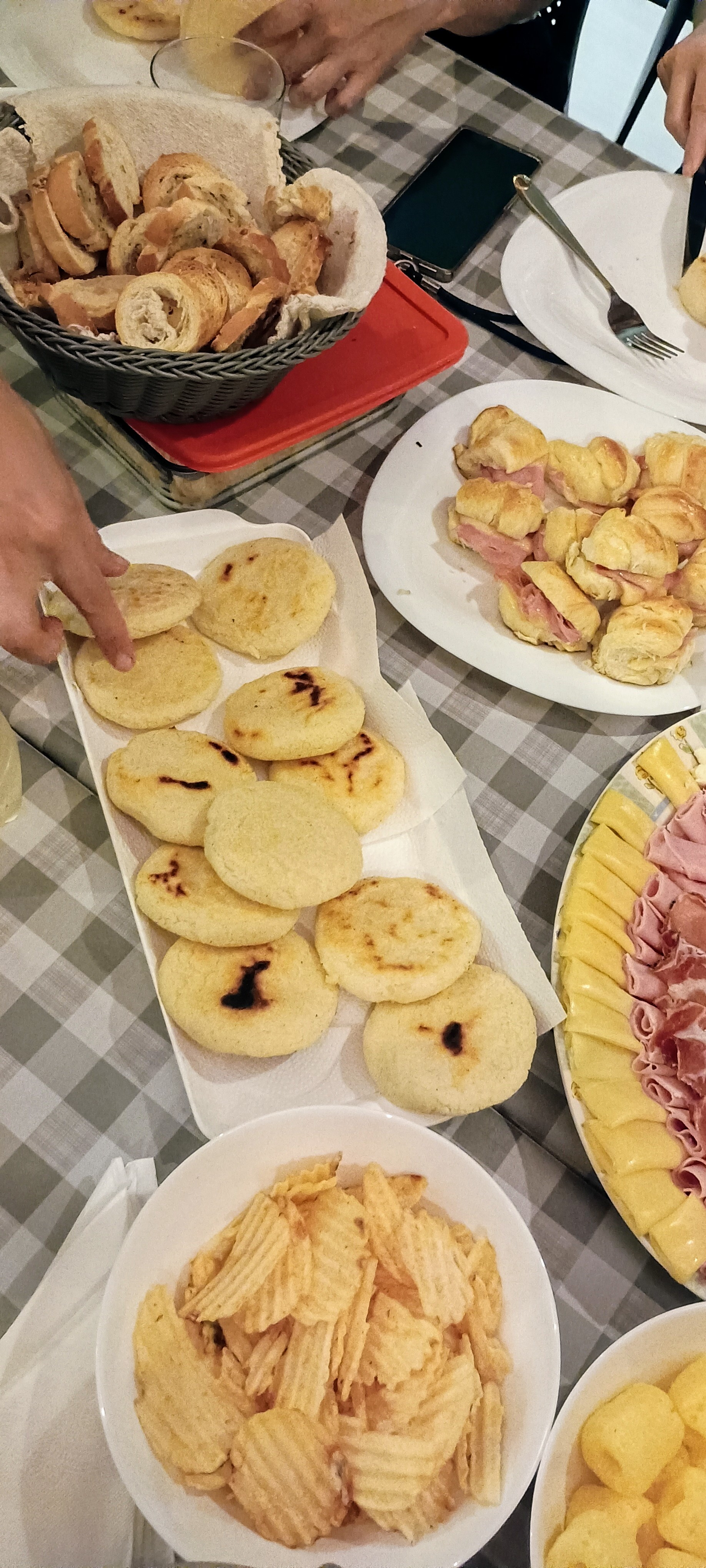Grupo cocinando arepas
